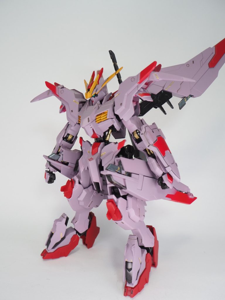 素立ちもイケメンですね!ウェストがオルフェンズ特有のフレームで細細ですので、保持力はいまいちです!バインダーの重みで少し後ろに倒れてしまうのはみなさんそうなのか!しかしカッコイイ!!