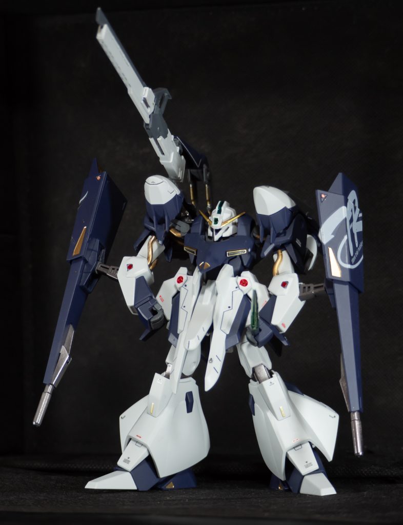 基本成型色で作成、ガンダムマーカーで部分塗装。付属のマーキングシール+別売りのデカールから良さげなものを貼り付け。