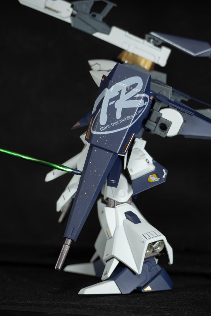 ガンダムマーカーエアブラシ使ってゴールドを散りばめてみた。