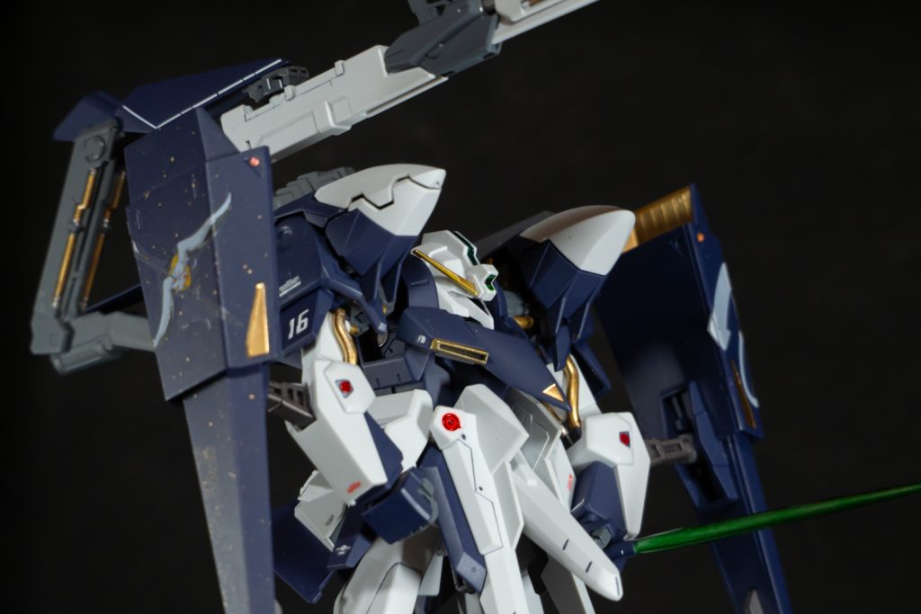 腕についているビームキャノンの一番上のピンクは、Hアイズの裏にガンダムマーカーのメッキシルバーを塗って貼り付けてます。