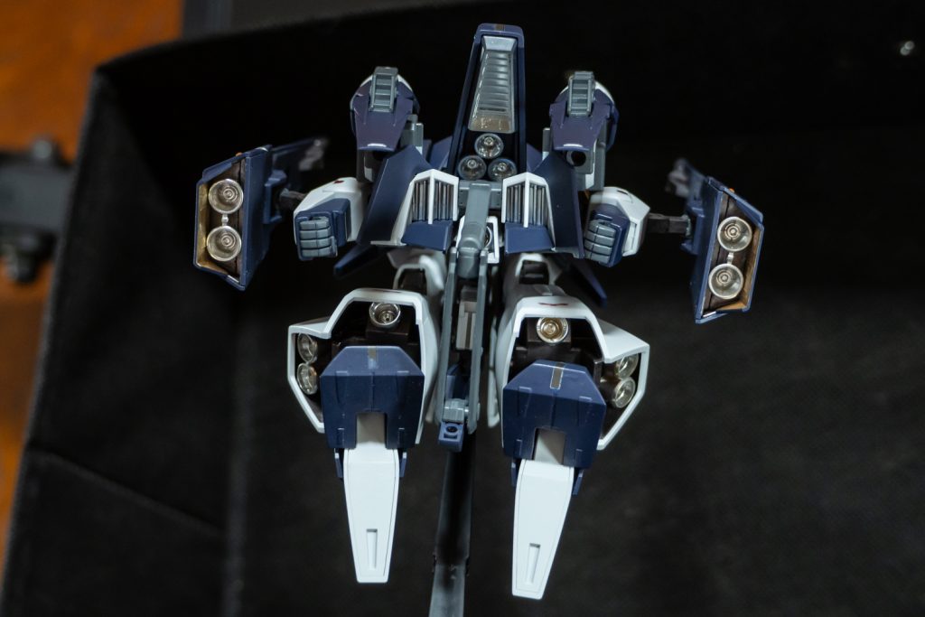 スラスター類はガンダムマーカーのメッキシルバー使用。