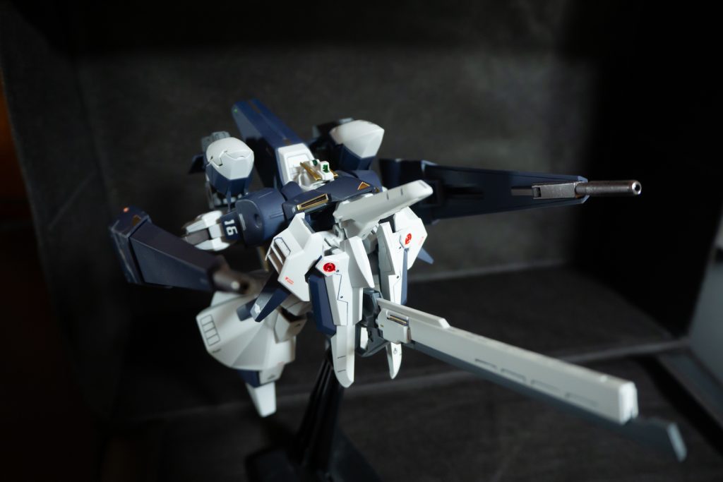 変形させるの大変、、、グラグラだし。