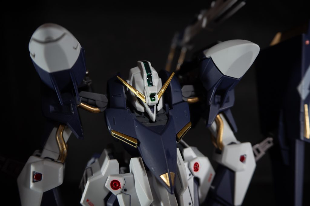 頭部の緑の部分は、緑で塗装した上にエメラルドグリーンのレジンを入れてます。