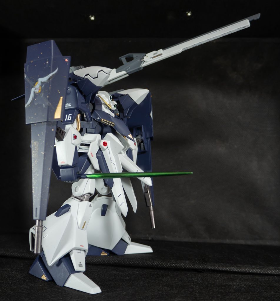 付属のビームサーベルは、ガンダムマーカーのメタリックイエローグリーンを塗り、レジンをまとわせて紫外線当てて固めてます。ちょっと雑になったけどいい感じ。