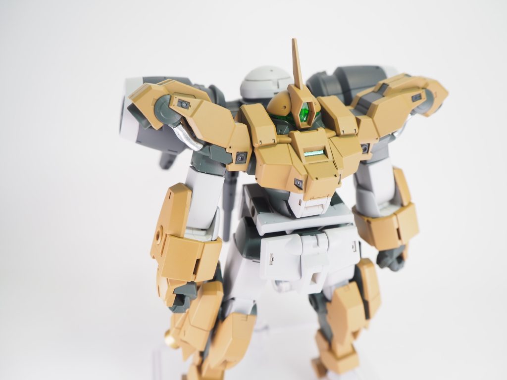 しかし案外塗り分けが大変肩周りのガトリングと銀色のダクト胸のセンサーグリーンのパーツ全て付属のシールでマスキングしてます！