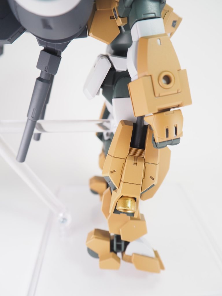 そして案外気に入っているのが脚部スラスター収納ユニットのディテールが元から細かい！こちらはダークブラウンでスミ入れしております！