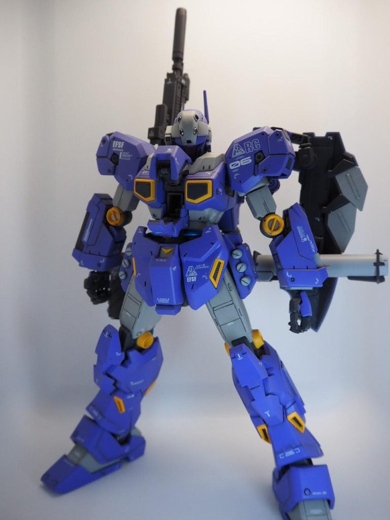 表題の(シルエット-L)ですが、ライフルを縦に。バズーカを横に懸架してみたらエルの字にも見えなくない? 武器の懸架位置決めは悩みましたが、結構気に入っています。