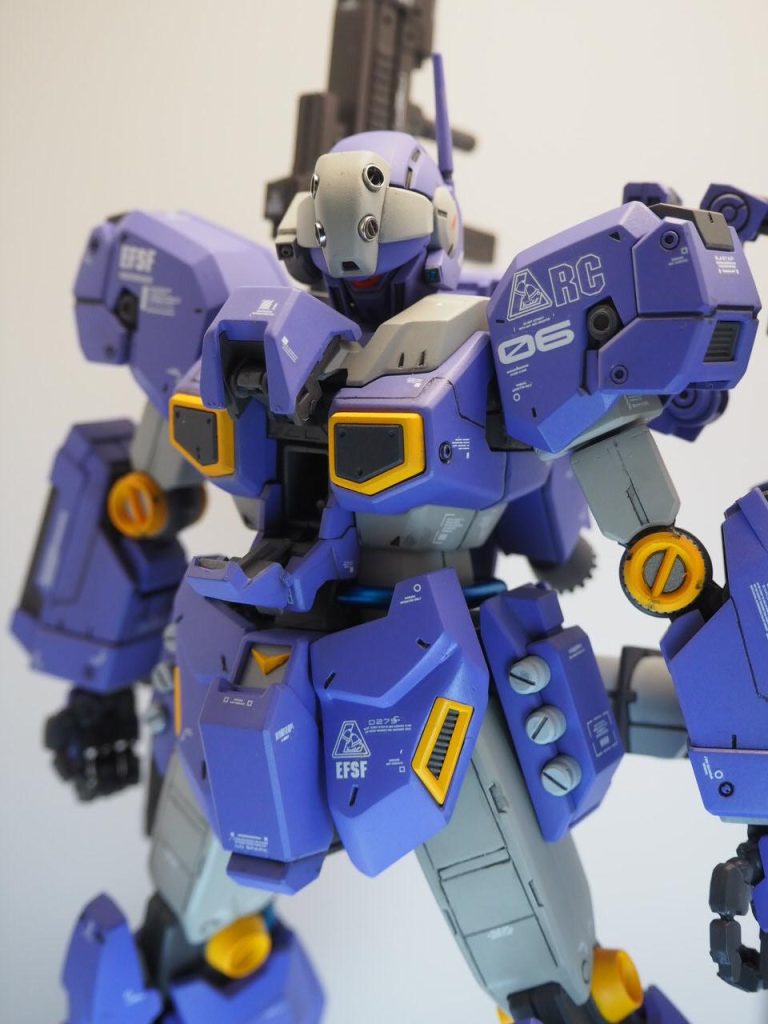 他にも色々と弄ってみました。 顔は久ひさし部分にプラ板を貼り目付きが細くなるようにして、顎が引けるように首の軸関節を加工しました。 でも残念ながら発光はしません。 詳しい製作工程は「Ameba(アメーバ)」ブログに書いています。