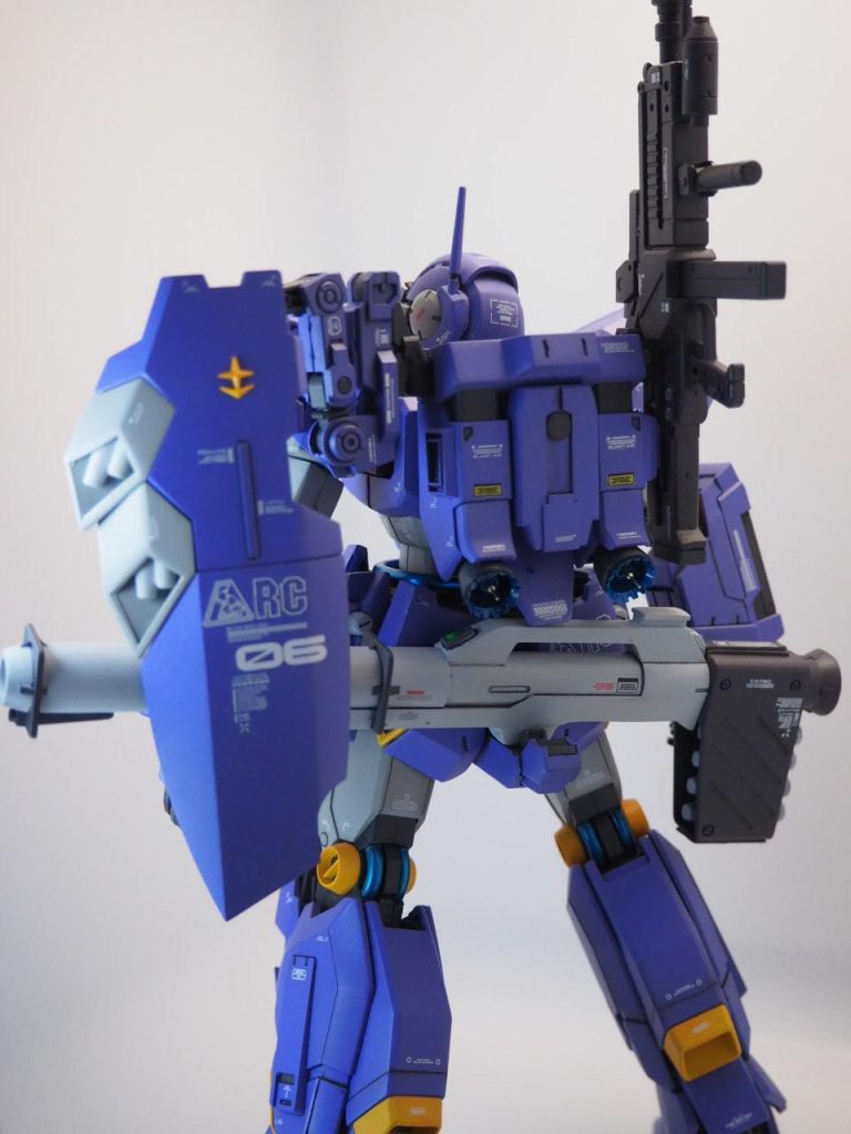 ライフルとバズーカとその受け側にそれぞれネオジム磁石を仕込み、着脱を容易に出来るように加工しました。 ライフルの受け側には長方形バーニアを左右に追加し、右側の受けバーニア内部に磁石を埋めてバーニアを兼ねたラッチという無理やりな解釈でごまかしました。今更ですが接続アームを新造した方が良かったような気がします。