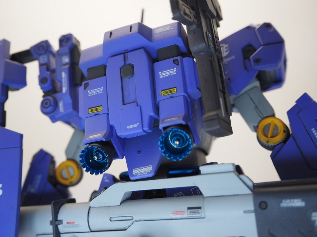 バーニアもブルーのメタリックにメタルピンを仕込み、膝裏の動力ケーブルも艶ありの青銀で塗装しました。