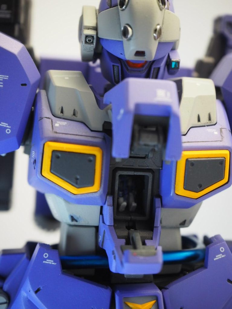 100均で見つけた「アルミ自在ワイヤー」を使ってみたくて無理やり仕込みました。基本的に針金なので取り回しに難ありで、腰横のケーブルの固定軸?はオミットしました。 「アルミ自在ワイヤー」は他にも色が何種類かあるので他のガンプラにも流用できれば使用したいです。