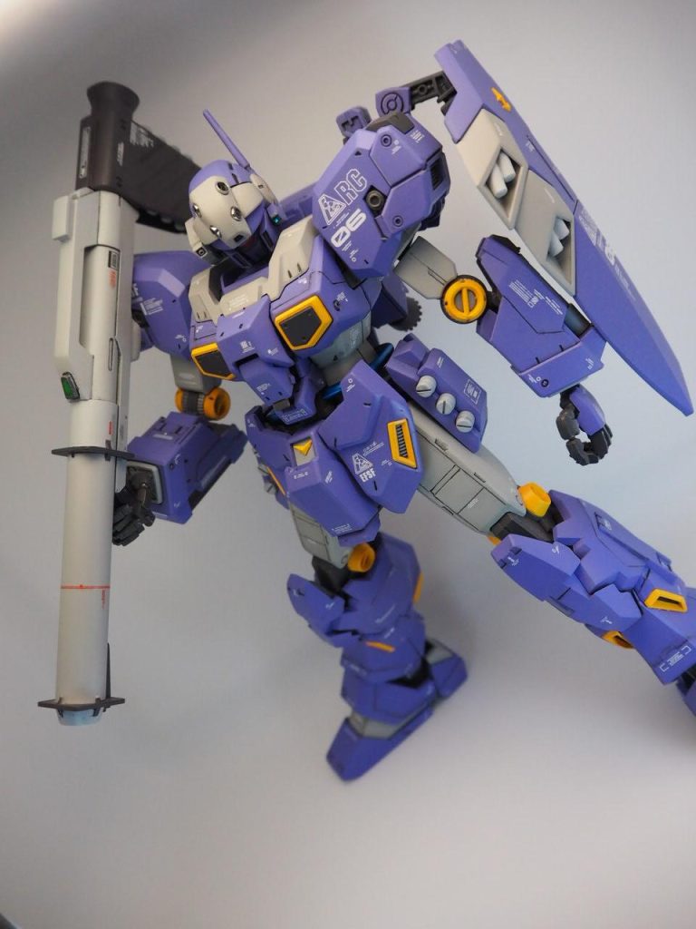 バズーカはMG以前の「1/100のνガンダム」から積み供養で拝借しました。近年のキットに慣れるとがっつりモナカの合わせ目消しだったり、色分けのマスキングにも苦労したりで、良い練習になりました。あと何故かパイロットフィギュアが無かったのでこちらも「νガンダム」から拝借です。