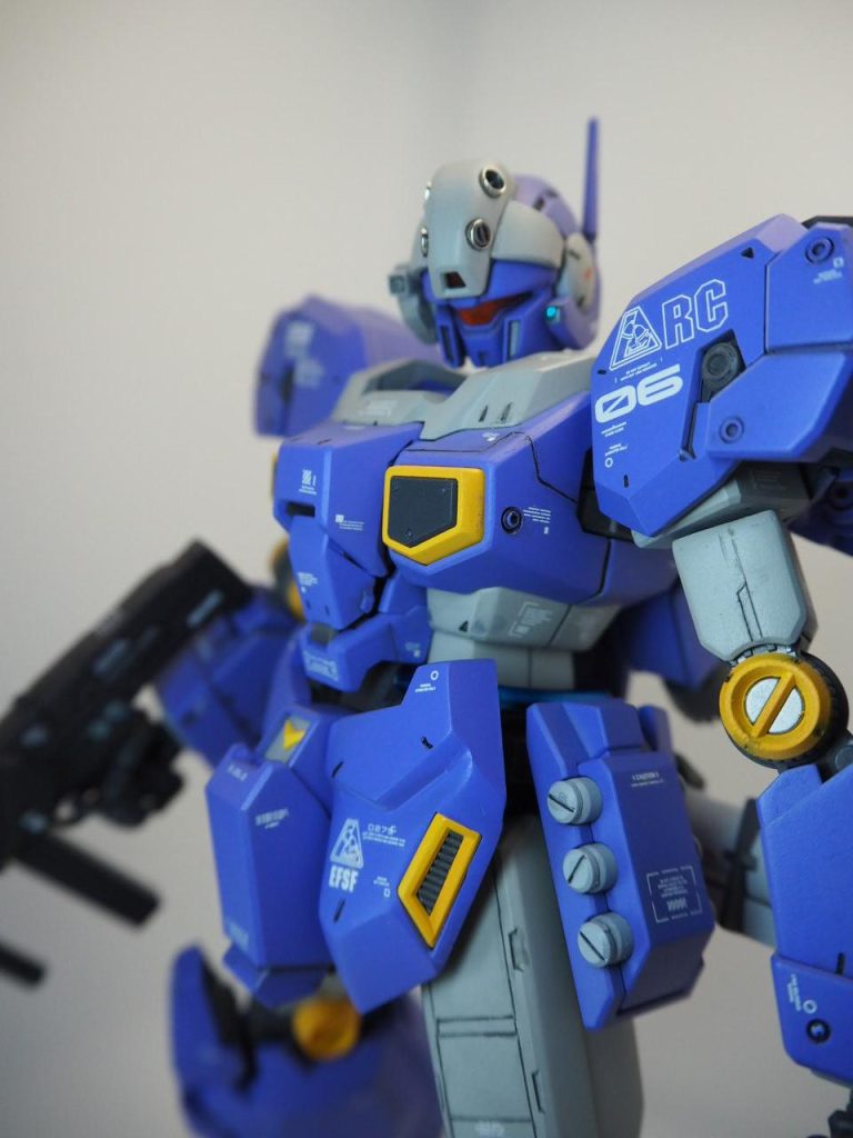 ヘルメットの穴埋めは100均のつぶし玉。ディテールとスジボリを所々に施しました。