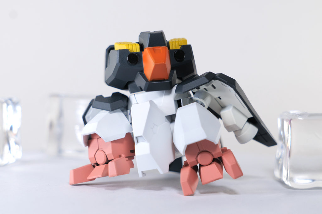 頭、脚、羽根が可動するのでちょっとしたポーズなら取れます！