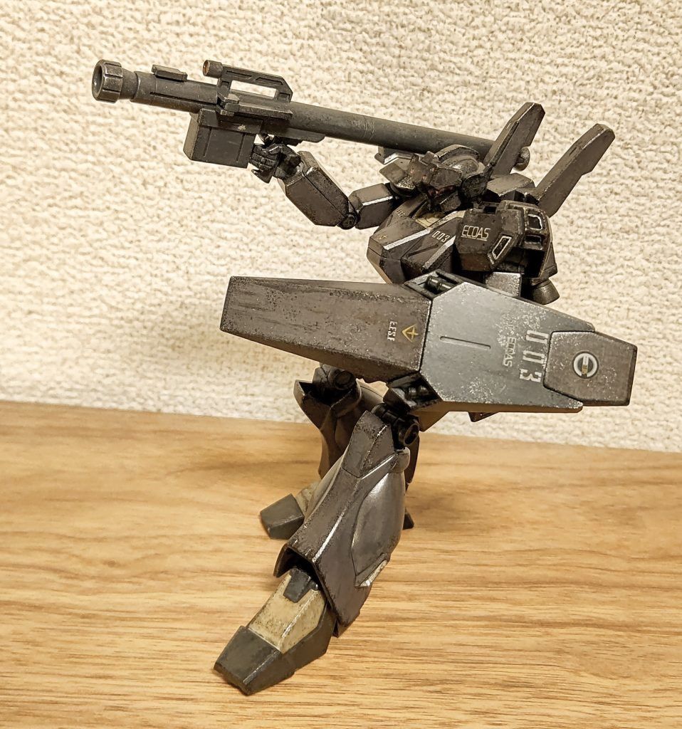 すこし構えをかえて。接地性が良いのでどんなポーズでも自立してくれます。