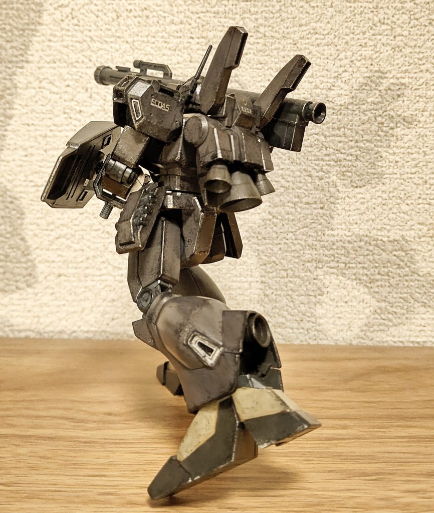 後ろ姿。部分塗装とかいいつつ装甲はほとんど塗っています。肩の合わせ目は私の技術ではきれいに消せませんでした。