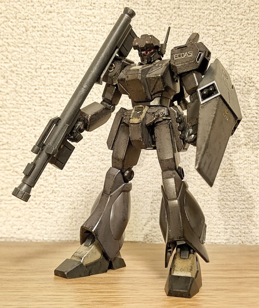 棒立ち。足元だけ色が違うのは、そういうオシャレということで。