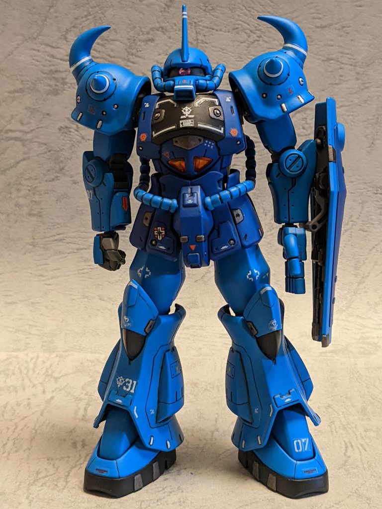 正面から。ほぼキットのままですが、肩アーマーは旧hgucの物を使用しました。