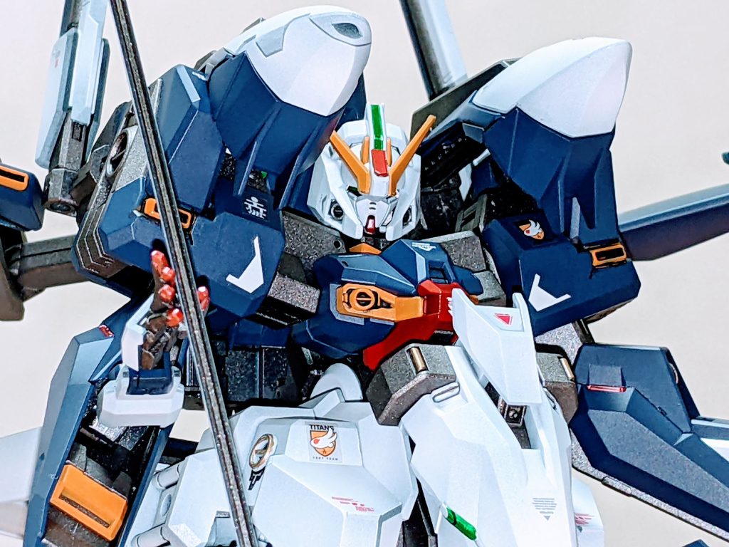 実はパーツの洗浄中に頭部の小っちゃなパーツを失くしてしまいました。プラ板を削って補修しましたが、私の精神的ダメージは補修し切れず。