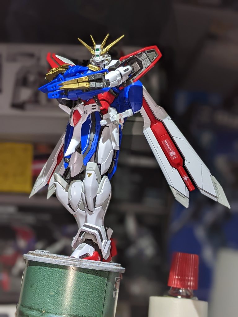 爪やアンテナを金塗装した以外は今の所素組みです。