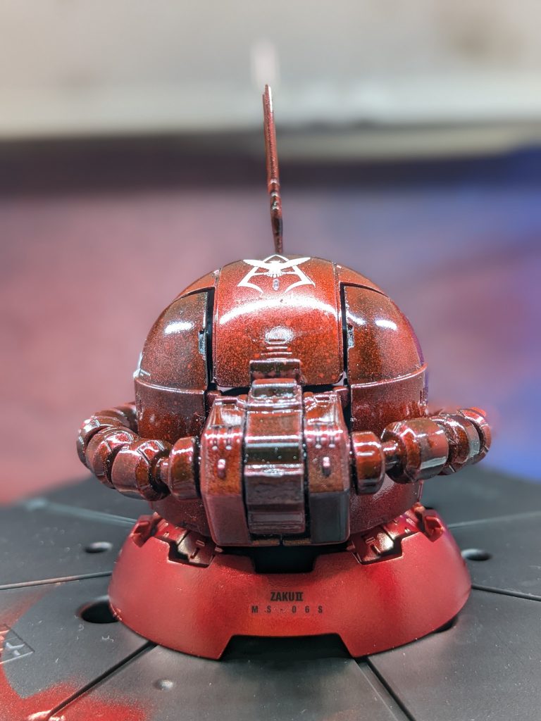 あえてムラっけ満載に塗って昔のイラストのような重々しい金属感にしました。けっこう気に入ってます!デカールも少し貼って、台座は大好きなガンダムマーカーのロイヤルメタレッドです。やっぱ良い色だな〜。