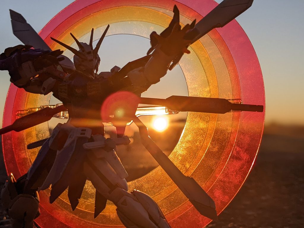 初日の出をバックに撮ったゴッドガンダム…正直このRG、触ってきた中で断トツ壊れなさそうなRGでしたね。可動良し、色分け良し、値段良しとかなりのハイスペックなキットで初RGにおすすめしたいです。