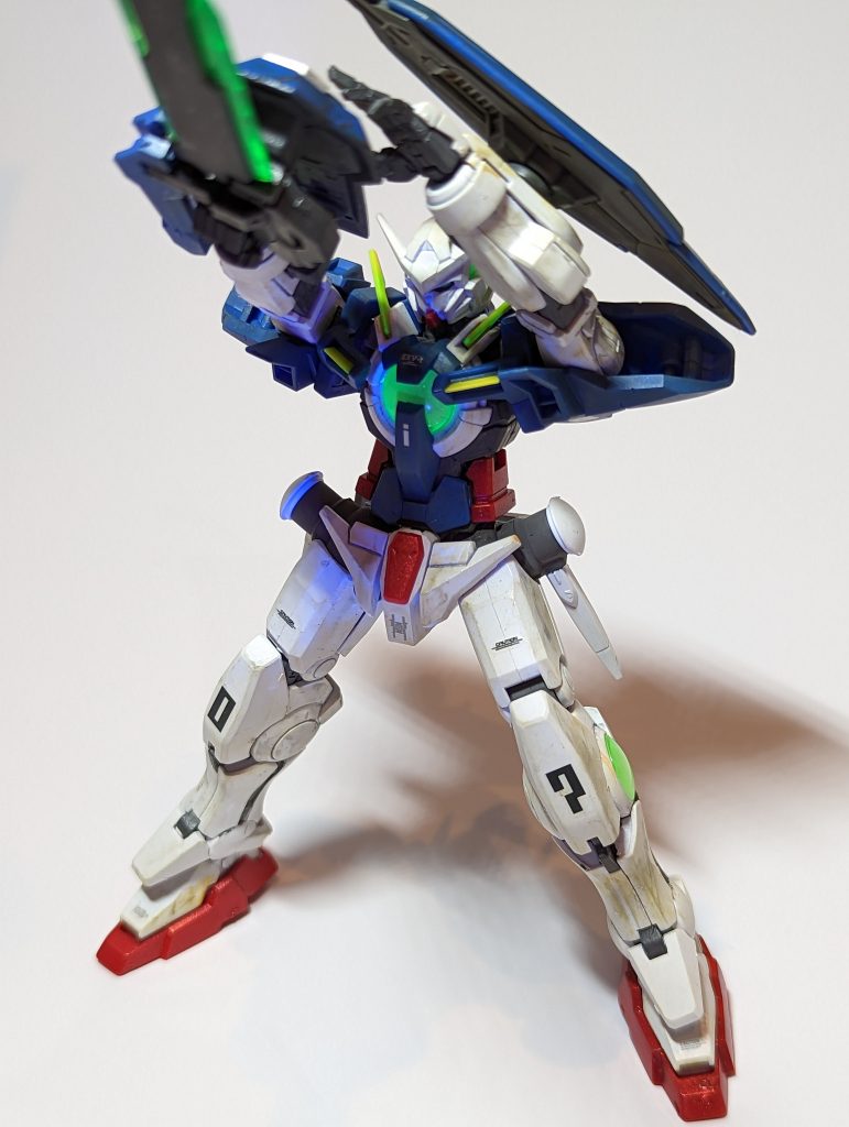 グリーン部分は蛍光グリーンで塗装したのでブラックライトで反応します。息子お気に入りポーズです