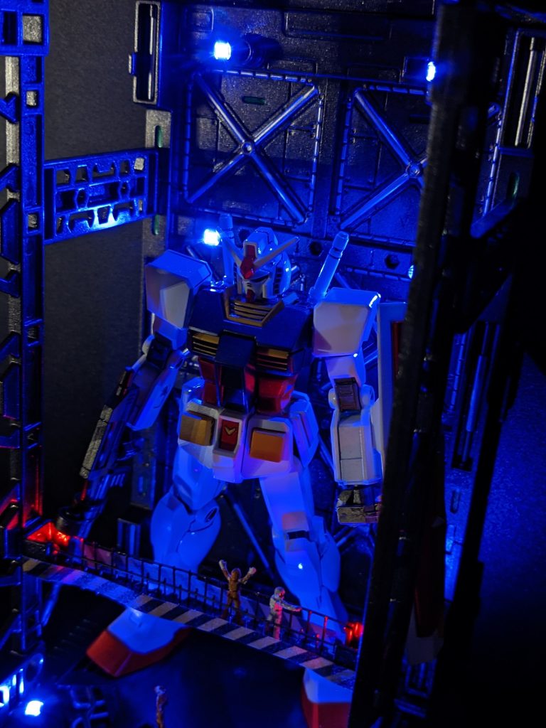 みんな大好き山田化学（100均商品）のディスプレイベースにクロスベースワイヤレスシステムでLEDをプラス＆塗装。ガンダムの工作はアンテナのシャープ化程度です。