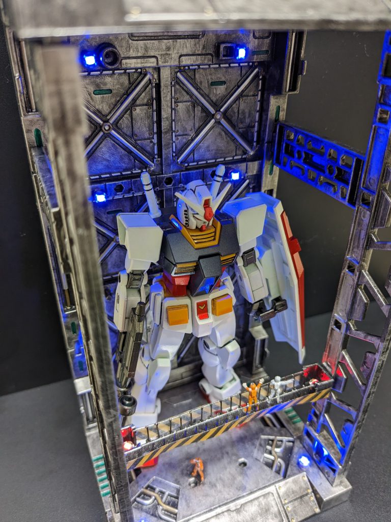 ガンダムマーカーのコスモメタブルーとロイヤルメタレッドが凄くカッコイイ色だったので殺してしまわないように汚しは入れずテカテカ感を重視しました。スミ入れも必要最低限に抑えました。