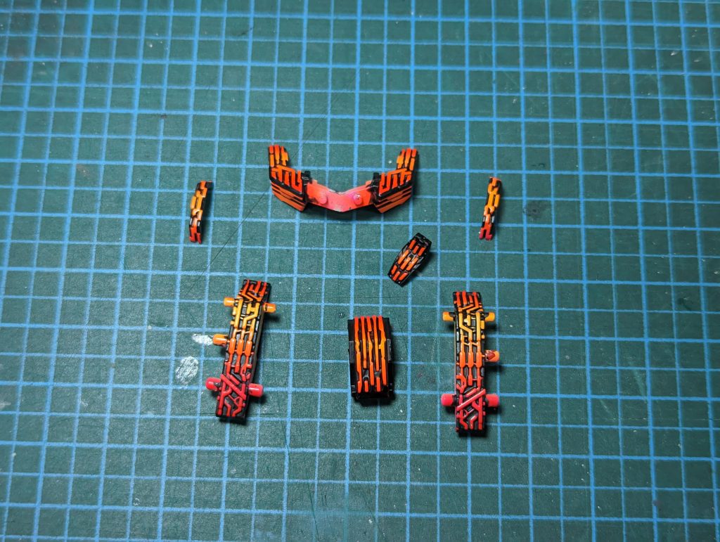 シェルユニットはメッチャを落とし白下地で蛍光塗料にて赤〜黄色のグラデーション塗装これにより、製品のメッキよりもスモーククリアパーツ越しでもハッキリ見えて見栄えも良くなります👍