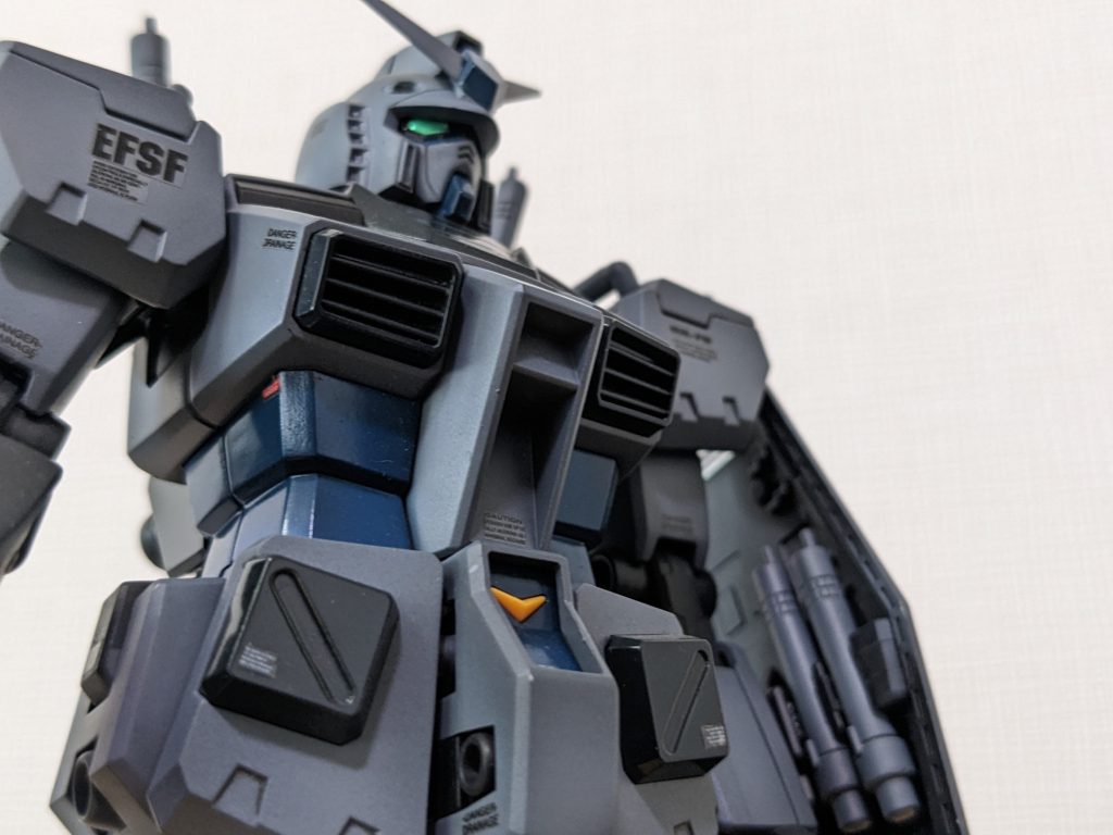 あおりにて。カメラアイはメタリックグリーンです。