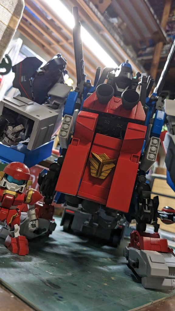 基本塗装完了!艶消し前なのでテカテカしてる。途中なのにうれしくてジョイントにいろんなモノをつけて遊んでるところ。