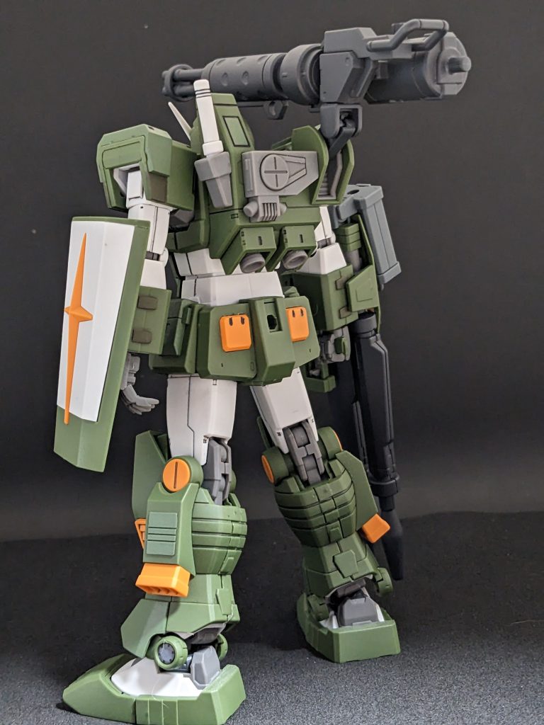 うしろからどうぞ最近のキットの傾向からか、似たような接続になっていることが幸いし、バックパック側の接続部はそのままにして繋げる方を少し加工、ガトリングガンのグリップを削り取って接着。さらに横に弾倉を取り付けました。ガトだと有効距離そんなに遠くまでなくね？たぶん飛距離（と威力）がダブルライフルと交換になったんだヨ。ビームサーベルはラックのピンを切って接着。やはり近接武器はなんかほしかった。