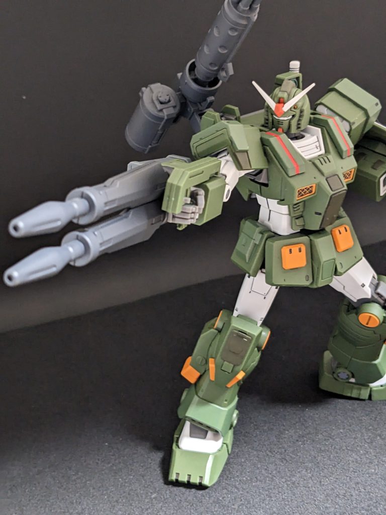 ポージングがクソダサい！！！ミサイルのカバーの赤ラインは塗装です。デカールあったけど失敗する未来が見えたのでやめました。びば筆。そういえばシールドのぶった切った上面、ランナータグ・・・というか、ボディパーツのでっかいプラ板みたいなヤツで塞いでいます。ほんとなら断面がむき出しになるであろう箇所にそんな造形できるはずもなく。今回はガンダム自体をいじってない分加工も少しで済みました。これくらいの作業がお好みです。