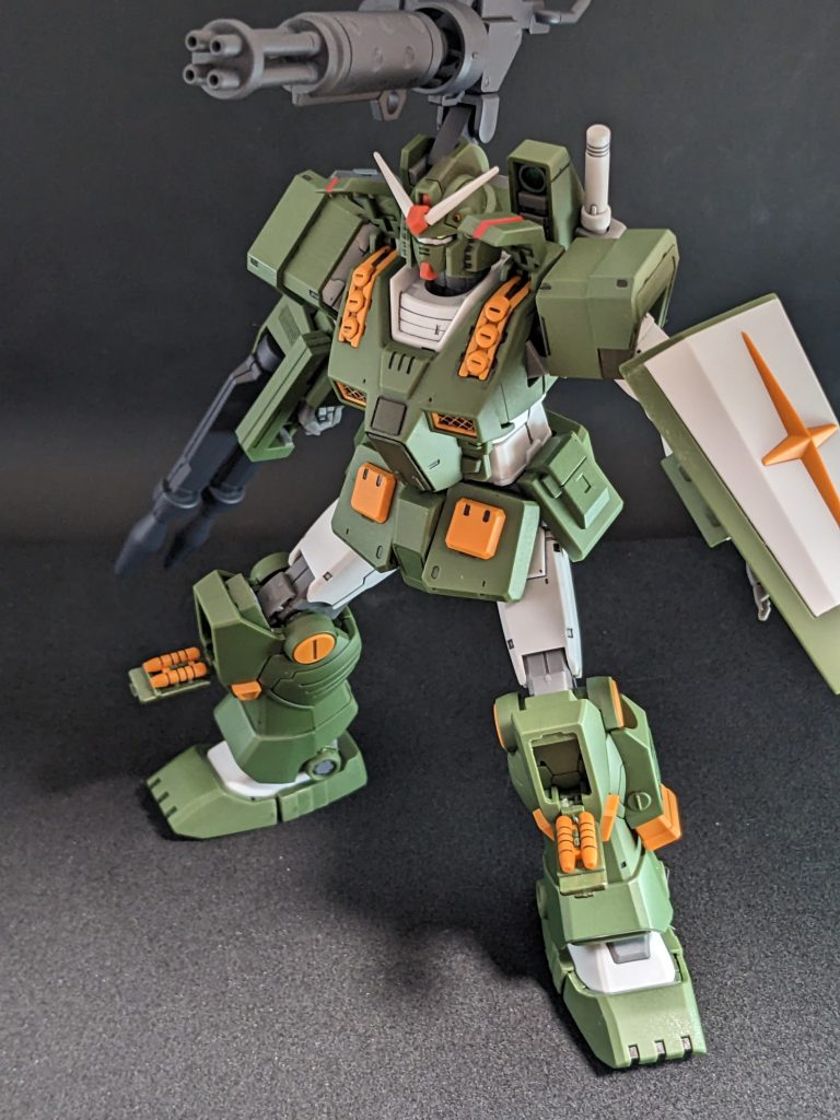 ダサいポーズ！！！肩の出っ張った所とか、裾のところとか、サイドアーマーの所にはブラストインパルスグリーンを塗りました。写真だと殆ど目立たないんですが、肉眼で見て少し違うようにした結果です。茶色のところはオリーブドラブですね。ガンダムのトサカにも塗ったんですが、わかりづらい。