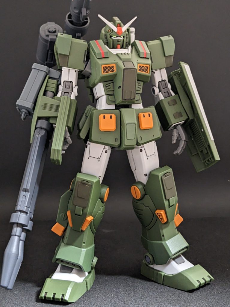 銃身を切り落としたダブルライフル基部に対し、30MMのパーツを駆使しつつデミ用のライフルの銃身を移植してでっかくなっちゃった。エネルギーまわりがどうなのかあんまりわかってないので、本体ジェネレータからの供給とし、攻撃するたびに本体の挙動に影響が出てはイカンのでダブルライフル用サブジェネレータを設置。という設定です。シールドはウェイトバランスを考慮して設置。同一重量にならずともバックラーだけよりはマシだろう＆さらなる防御力アップ。しかしサーベルを取り扱うのにフルサイズだと邪魔になりかねないためハーフサイズとしました。ジムスナイパー2WD隊仕様のシールドとか、ああいうイメージですね。