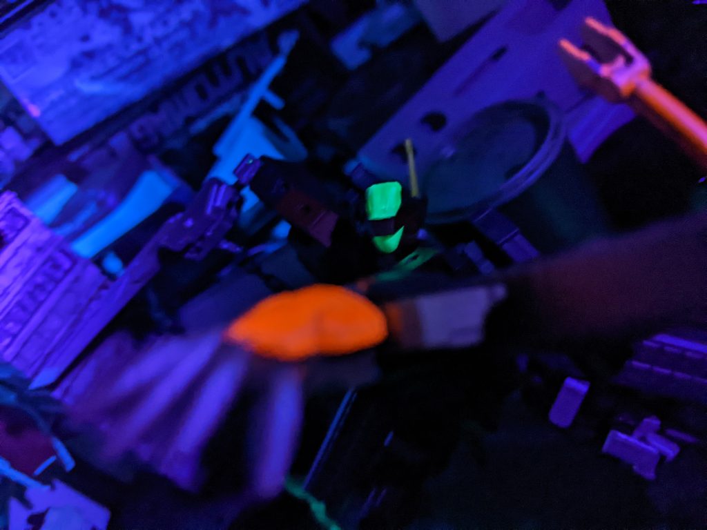 「出来てるよなぁ!?」サブアーム含めて蛍光レッドとレッドで塗装。