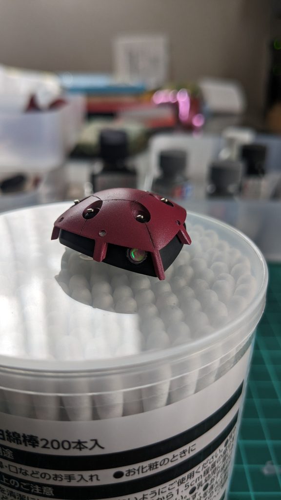 モノアイはレジン、蛍光テープ、プラ版、手芸用のカツラ(100円均)で製作。YouTubeを参考に製作してみましたが、かっこいい☺️6連装ロケット部分もこれまた100円均で販売している手芸用のピンを切り取りピンバイスで穴あけ接着してます。