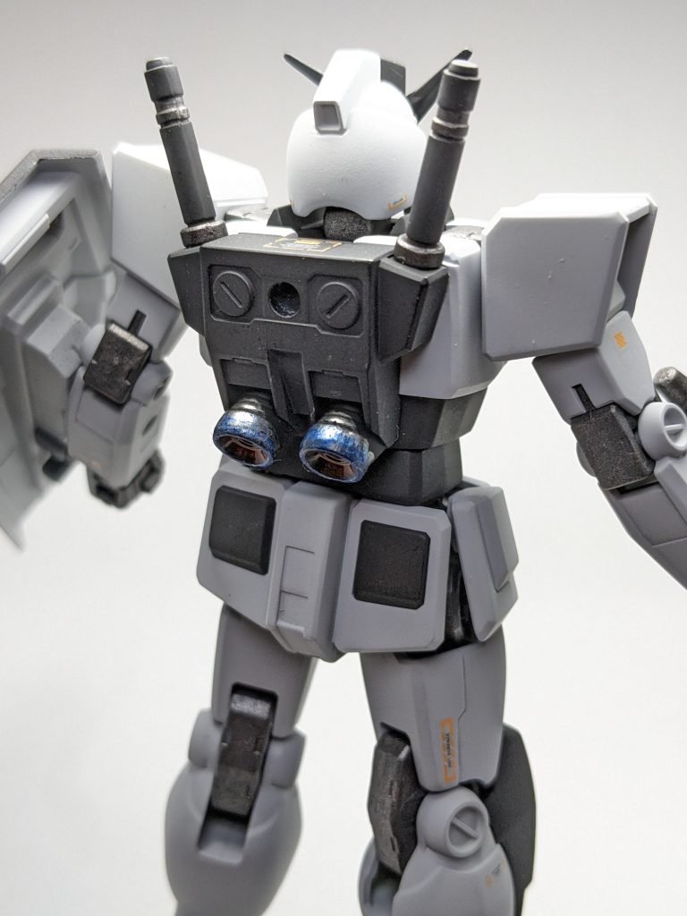 つま先と腕の穴埋めは前回経験済みなので放置。今回はおしりの穴埋めにトライ。内部にランナー切ったやつを先に接着して高さ調整した。いやー色々やり方があって奥が深い…。あと、首後ろの謎の穴と、ライフルのスコープの裏側も埋めてみた。バーニアはガンマカのメッキシルバーにブルーメタリックで焼け表現できるかなと思ったけどイマイチ…