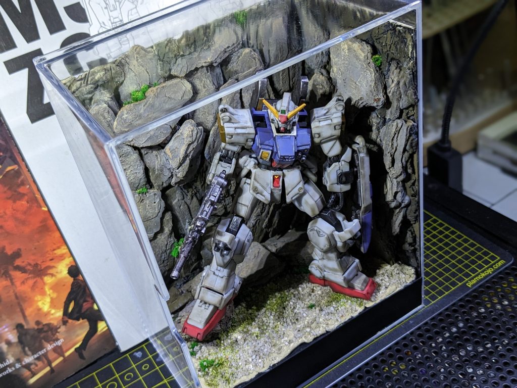 大きいと保管に困る&ホコリ対策を考えてダイソーの重なる透明収納ケースを流用しました。いい感じに収まりました。HGでもキツキツになるのでもう少しコンパクトなGフレームを使用しました。