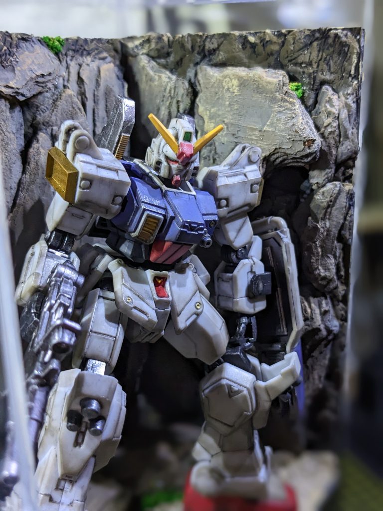 ガンプラはちょっとした角度で顔つきが変わるので、カッコ良いポイントを見つけるのが楽しいですね。