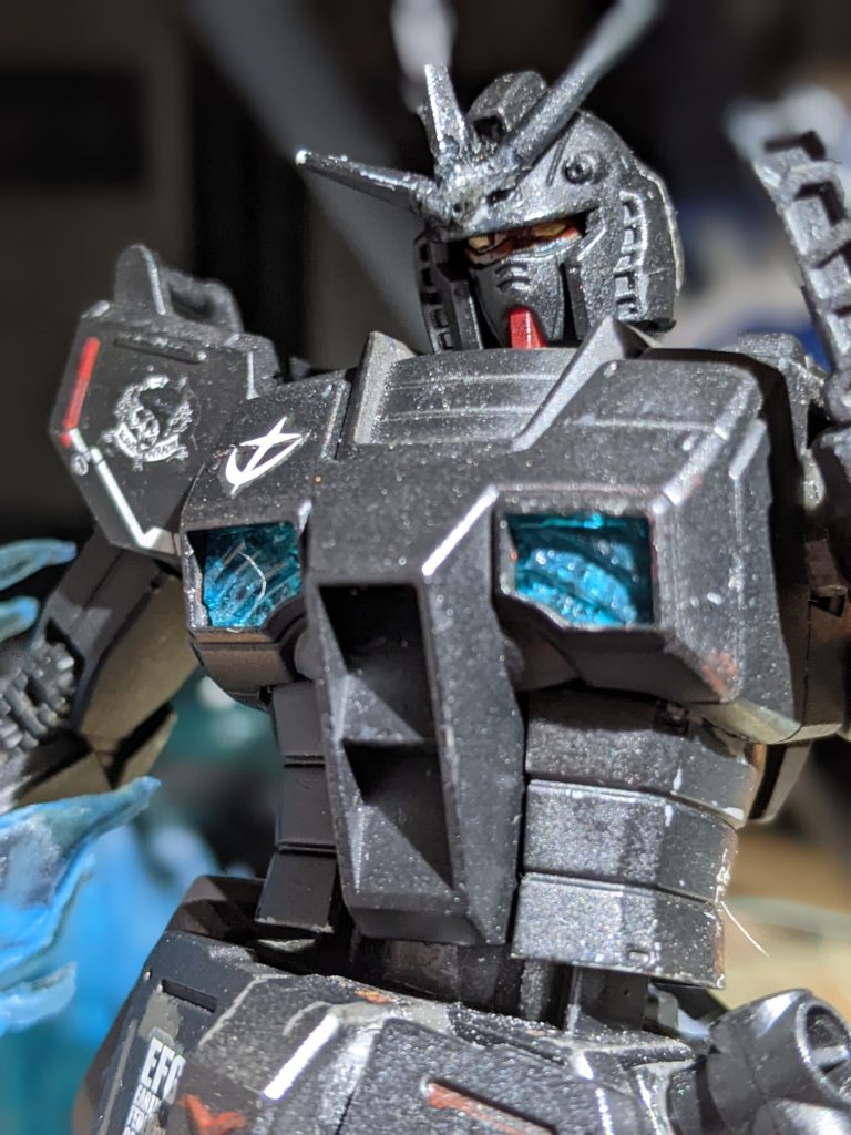 ツインアイはシールが邪魔なので、剥がして全体を蛍光ブルーグリーンに塗装したのちにツインアイを金色に。ペイルライダーキャバルリーみたく、この状態になるとツインアイカバーが外れる設定です。胸部はおゆまるから型取り、レジンでパーツを複製しておきました！なので戻せます！