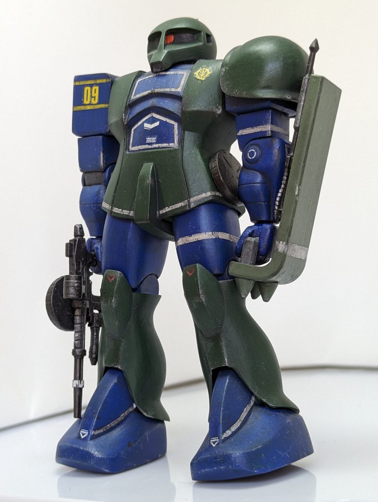 大人になった今は、なんとなく旧ザク用マシンガンっぽいのも、昔は無かったスパイク付きシールドっぽい物も作れるようになりました。