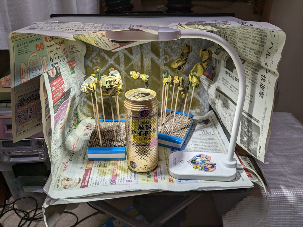 3回目の吹きです この時うかつにも直接練り消しをプラに直接くっ付けて放置してしまったためにタミヤの水性アクリルの塗面を侵されてしまいました テカテカです(~_~;) きっとラッカーではこんなことはないのでしょうが..........