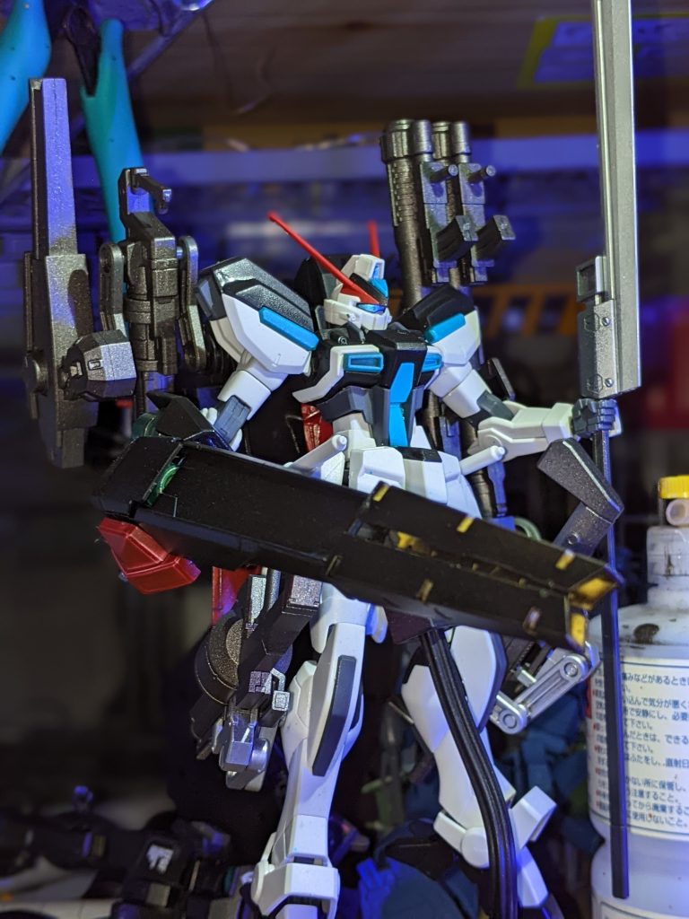 基本はウィンダムで、バックパックをZZにし、ジャンクパーツからガトリングとビームランチャー、フルユニのバズを取ってきていて、境界戦機の武器や、試作レールガンを装備しています。