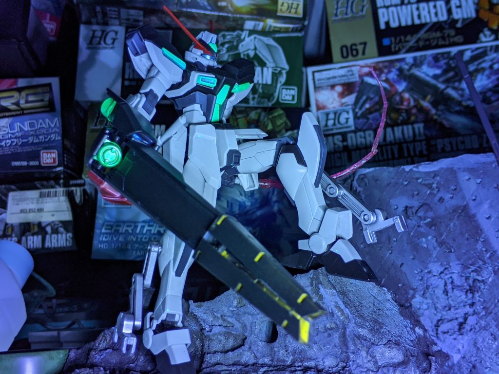 足ブースターなので開くのと、蛍光ブルーグリーンで機体の元の色のパーツに塗装しました。