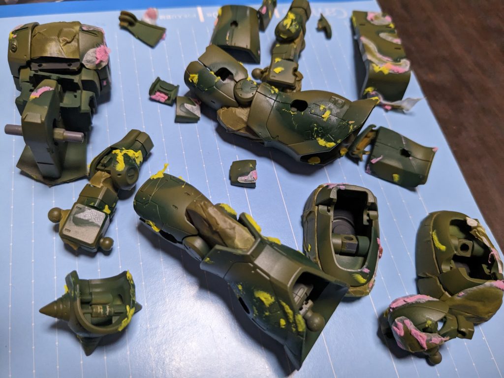 ベタベタになった練り消しをコツコツ取っていきます