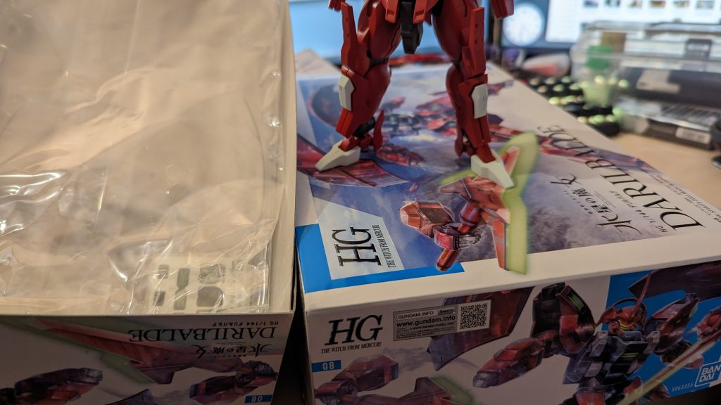 ほんで作り方ですが。必要部品を全部スクラッチは流石に敷居高すぎるので、まず【ダリルバルデをオカワリ】しますた。本当は【部品請求】で済ませたかったのですが、流石に(?)在庫切れだと言われたので志方なく近所の店舗で買ってきました。最近は供給量が増えたのと◯売ヤーが自爆してる?お陰なのか知らんけど、水星の魔女キットは入手性がかなり上がりましたし。