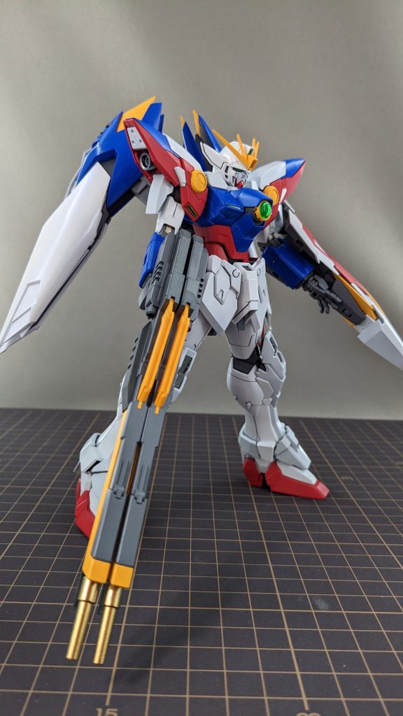 ツインバスターライフルも適度なサイズです。ガイアノーツさんのブルーイッシュガンメタリックサフと、タミヤの缶スプレーでガンシップグレー2のツートンにしてます。