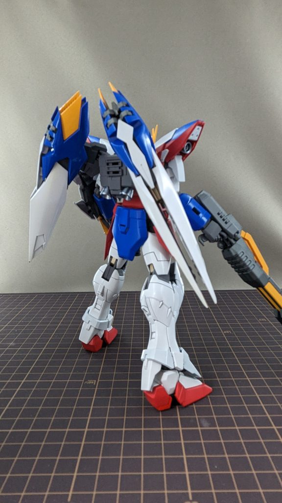 バックショットです。OVA版のウイングゼロと比べたらあっさりしてますね。